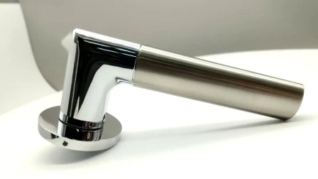 Bathroom or Bedroom Indoor Hardware Chrome Door Lever Handle with Lock (Z6016-ZR05)